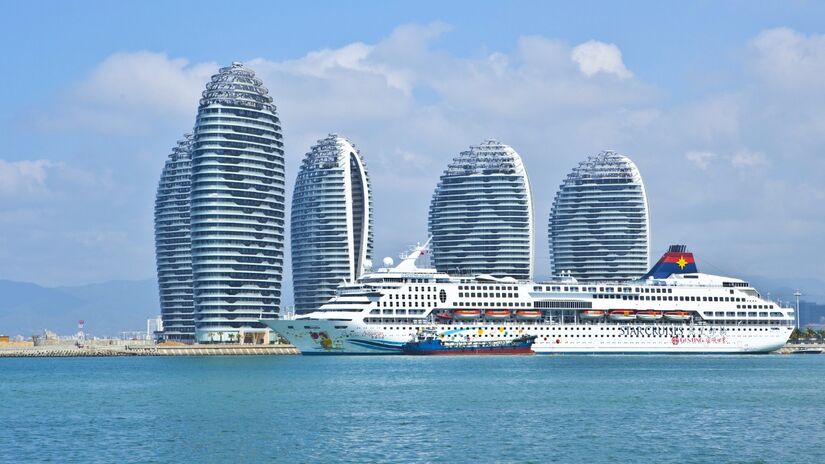 Navio Superstar Aquarius (1993) na Ilha Phoenix, Baía de Sanya, Hainan, China / Anna Frodesiak/Wikimedia Commons