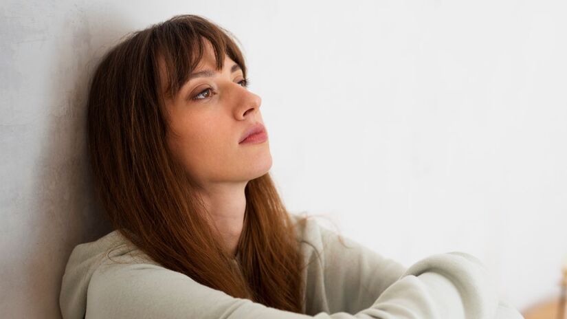 Alguns otrovertidos se desenvolvem melhor sozinhos, sem que isso signifique timidez ou isolamento emocional. Freepik