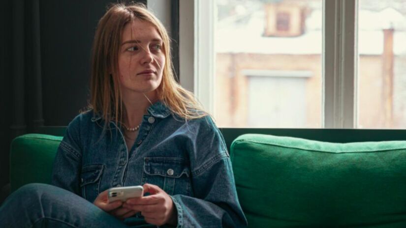 O outrovertido não busca aprovação, não precisa convencer ninguém e respeita profundamente tudo o que é conquistado individualmente. Freepik/pvproductions