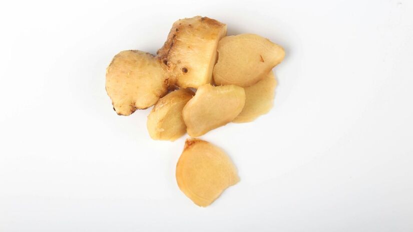 Com propriedades químicas naturais, a casca de batata auxilia na remoção da oxidação sem danificar o metal. Unsplash/Chang Duong
