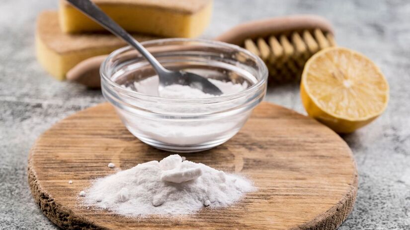 O bicarbonato de sódio possui ação abrasiva leve, capaz de soltar a ferrugem e facilitar a limpeza de objetos metálicos. Freepik