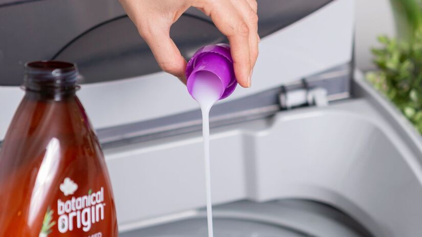 Lavar roupas a 40 &deg;C pode acelerar o desgaste dos tecidos e n&atilde;o traz ganhos significativos na limpeza di&aacute;ria. Unsplash/No Revisions
