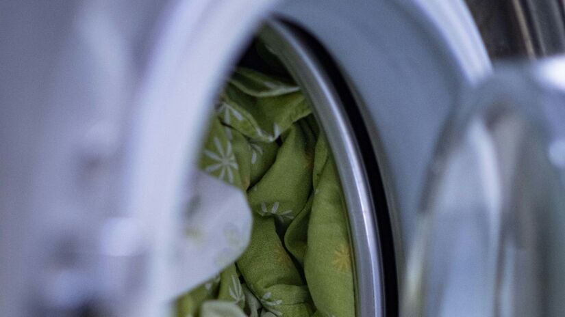 A redu&ccedil;&atilde;o da temperatura na lavadora contribui para menor consumo de energia e impacto no custo dom&eacute;stico. Unsplash/Anton Savinov
