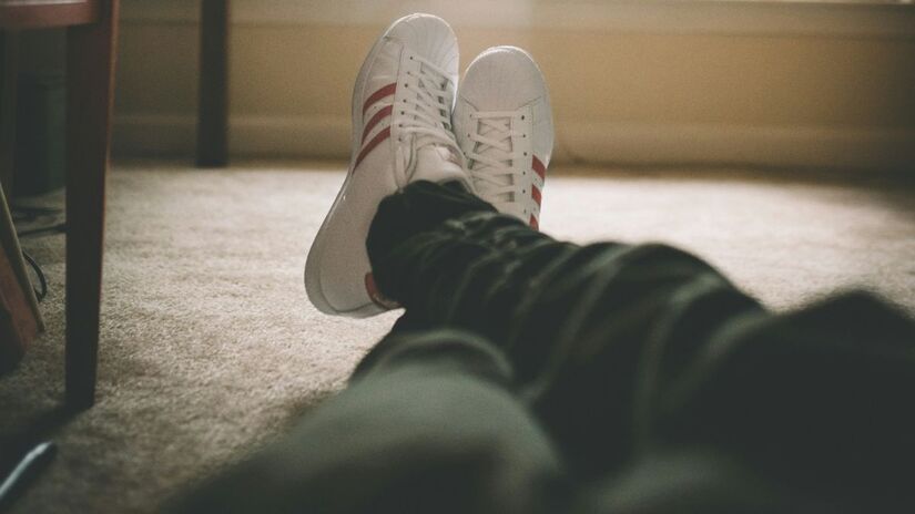 Ao eliminar excessos e manter ações contínuas, o Kaizen propõe um caminho simples e eficaz para alcançar a melhor versão de si mesmo. Unsplash/Clay Banks