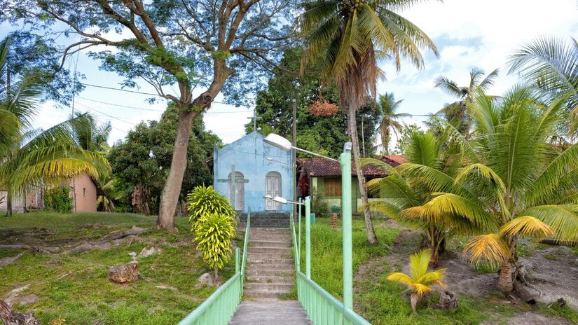 Constru&ccedil;&otilde;es antigas completam o cen&aacute;rio paradis&iacute;aco da ilha / Ot&aacute;vio Nogueira/Wikimedia Commons