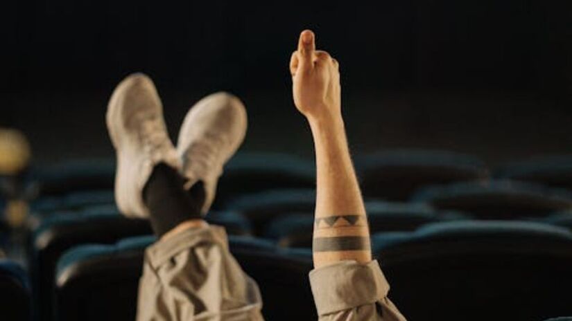 Entre as ações mais normais de se ver, são pessoas com o pé na cadeira e com uma pessoa ao lado comendo uma pipoca ou focada no filme (cottonbro studio/Pexels)