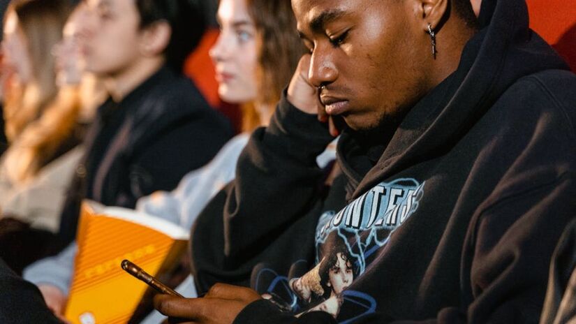 Só que a mais problemática dela é o uso constante de aparelhos celulares durante a exibição, que se torna algo impossível de não se presenciado em 95% das idas (Tima Miroshnichenko/Pexels)