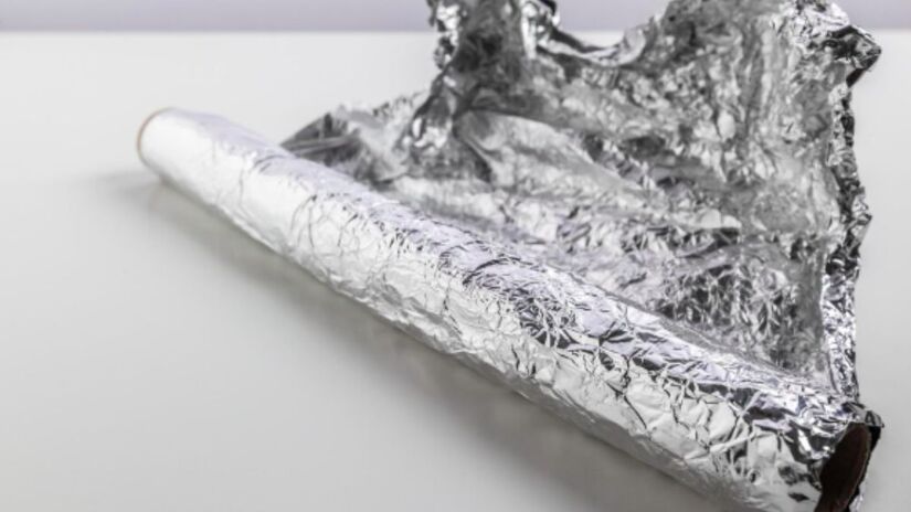 Resíduos acumulados no interior do ralo favorecem odores fortes, problema que pode ser amenizado com o uso do alumínio. Freepik/@fabrikasimf
