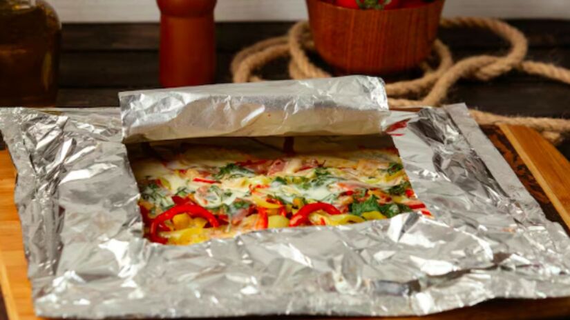 O método é eficaz no dia a dia, mas o alumínio deve ser removido antes do banho para não comprometer o escoamento da água. Freepik