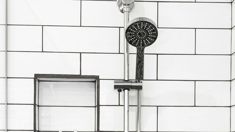 O material pode ser aplicado diretamente sobre o revestimento antigo, dispensando reformas e garantindo resultado imediato. Unsplash/ONNE Beauty
