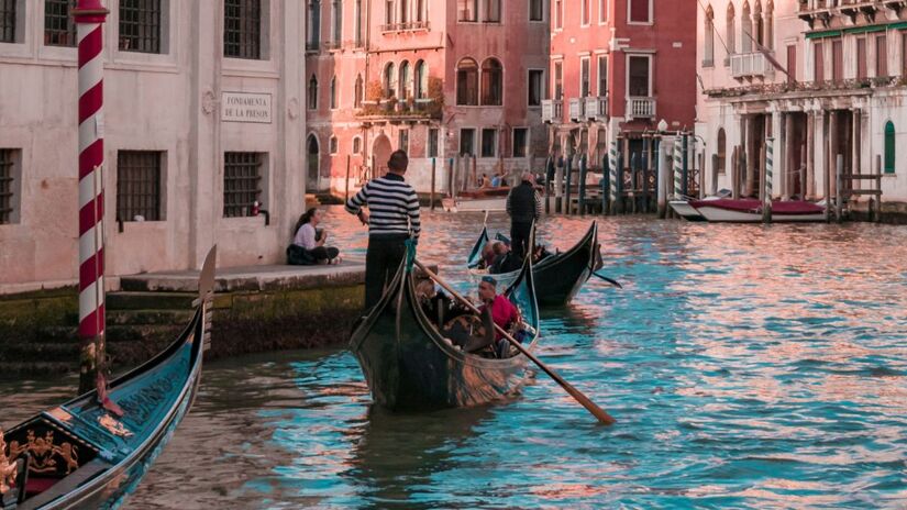 Sob os canais e construções históricas de Veneza, uma floresta invisível sustenta a cidade: mais de 10 milhões de troncos cravados no subsolo garantem a estabilidade das edificações. Unsplash/Damiano Baschiera
