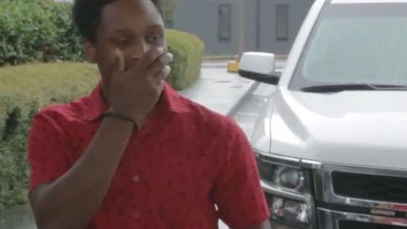 Durante sua jornada de 8 horas a pé, Walter foi parado por policiais que ficaram incrédulos com sua história. Em vez de apenas uma averiguação, os oficiais o levaram para tomar café da manhã e deram carona até o primeiro cliente do dia, garantindo que o esforço do rapaz fosse recompensado com dignidade/Reprodução