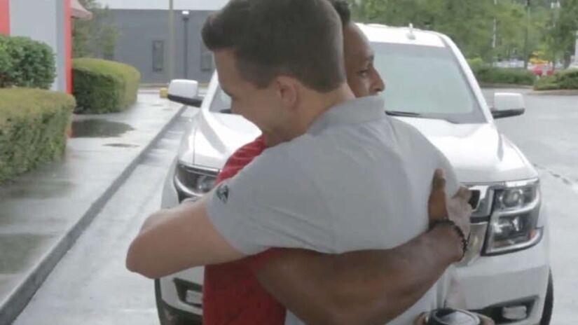 A dedicação extrema de Walter chegou aos ouvidos do CEO da empresa, Luke Marklin. Tão impressionado com a 'coragem e o coração' do novo funcionário, o executivo viajou de outro estado apenas para entregar as chaves de seu próprio carro para Walter, garantindo que ele nunca mais precisasse caminhar 32 km para trabalhar/Reprodução