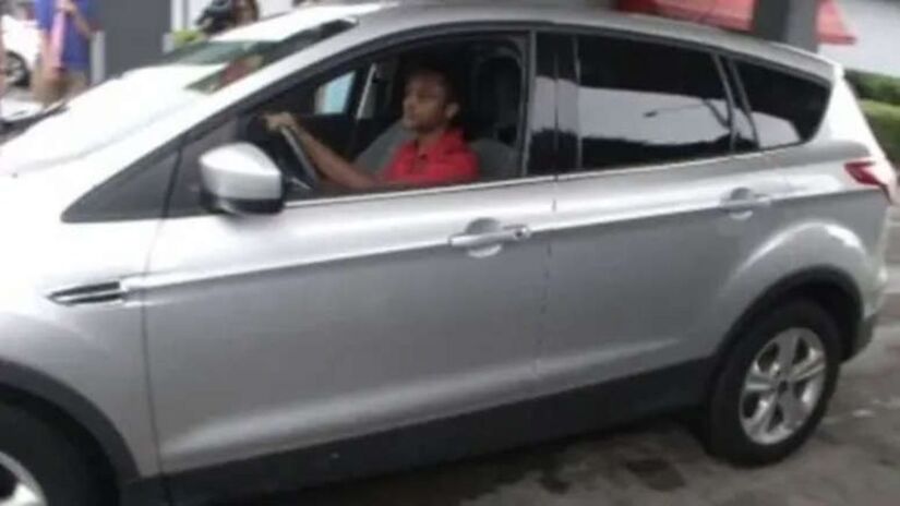 Foi Jenny Lamey, a primeira cliente atendida por Walter, quem espalhou a história. Ela ficou chocada ao abrir a porta às 6h30 e encontrar um jovem que tinha atravessado cidades a pé apenas para ajudá-la na mudança. O post de Jenny comoveu o mundo e transformou a vida do estudante para sempre/Reprodução