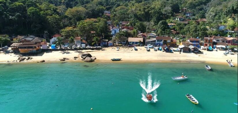Entre Ubatuba e Paraty, a Praia da Fazenda conquista o 5&ordm; lugar entre as melhores do Brasil e encanta com o encontro do Rio Picinguaba com o mar/Reprodução