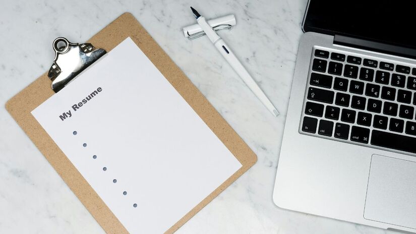 Além do currículo, plataformas como LinkedIn e portfólios digitais ampliam a visibilidade profissional dos candidatos. Unsplash/Markus Winkler
