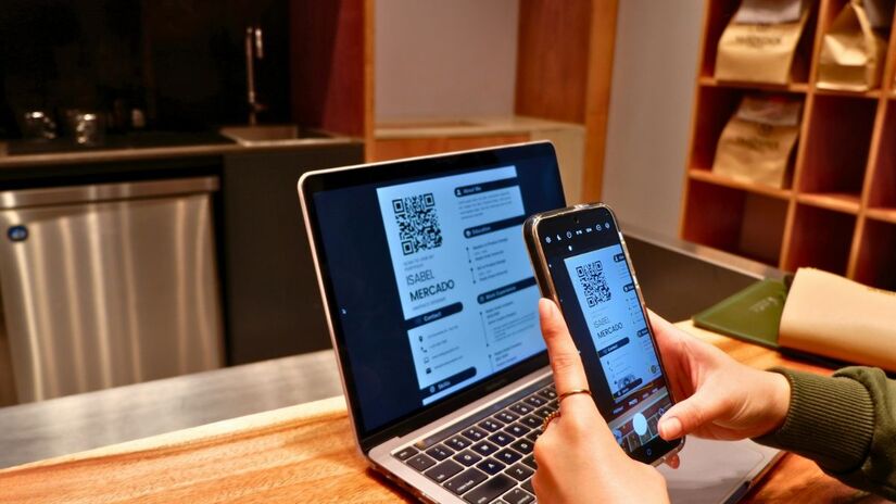 Segundo especialista, a formatação simples e o uso de palavras-chave são essenciais para que a Inteligência Artificial consiga "ler" corretamente um currículo. Unsplash/Marielle Ursua
