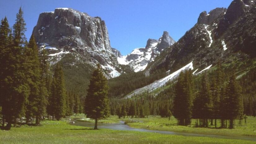 Trechos do Green River, no Oeste dos EUA, criam a impressão de que a água sobe a encosta  efeito visual explicado por mudanças graduais no relevo / Foto: Wikipédia Commons