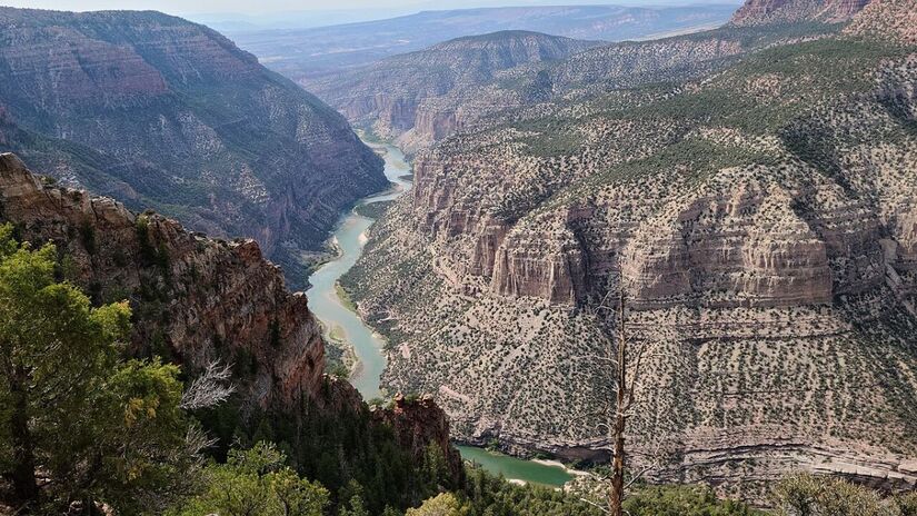 Com mais de 8 milhões de anos de história, o Green River mantém seu curso enquanto a paisagem ao redor foi sendo reconfigurada pela dinâmica geológica / Foto: Wikipédia Commons