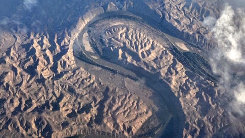 Estudos com imagens sísmicas e modelagens geológicas ajudaram a explicar por que o Green River parece desafiar a gravidade em alguns pontos / Foto: Wikipédia Commons