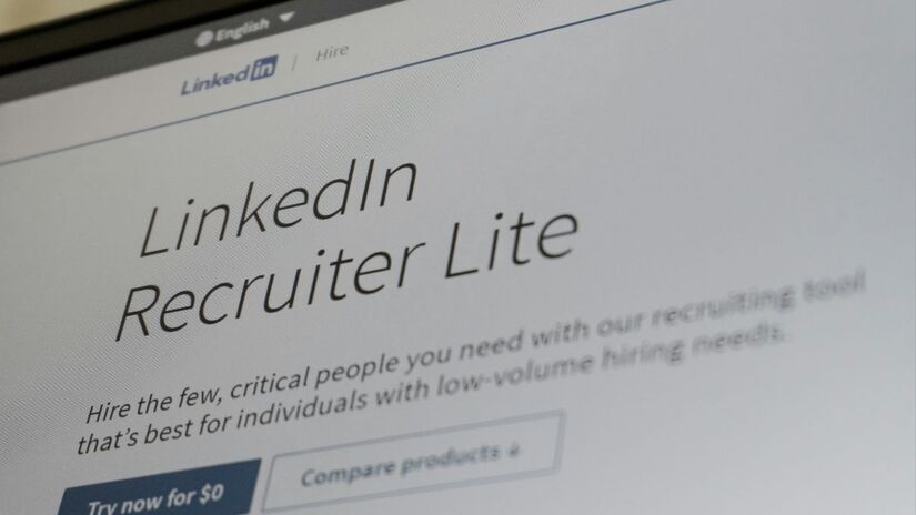 A Inteligência Artificial é usada principalmente nas etapas iniciais dos processos seletivos, analisando currículos e ranqueando candidatos com base em palavras-chave e requisitos da vaga. Unsplash/Zulfugar Karimov
