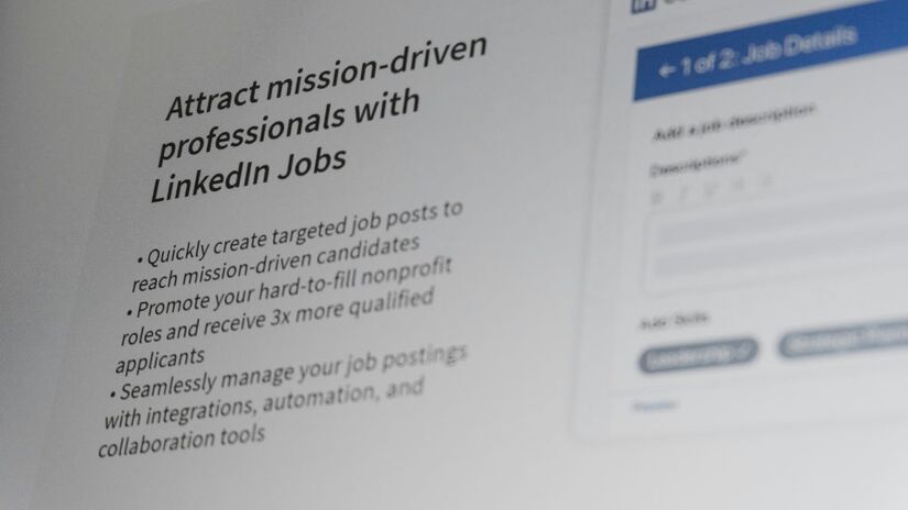 Chatbots, formulários automatizados e entrevistas por vídeo ou áudio gravado já fazem parte da rotina de muitos processos seletivos. Unsplash/Zulfugar Karimov
