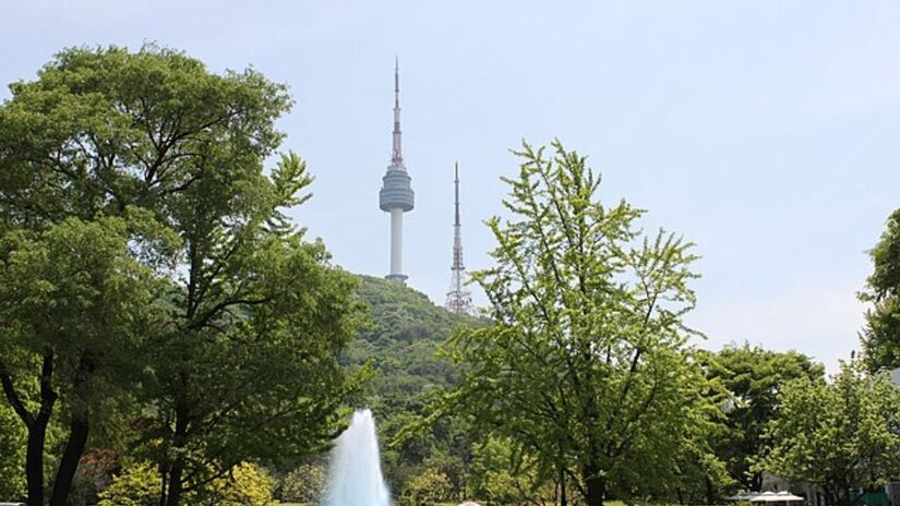 No topo do monte Namsan, a N Seoul Tower marca o ponto mais alto de Seul e proporciona uma vista panorâmica da cidade. Wikimedia Commons/Jessica Gardner