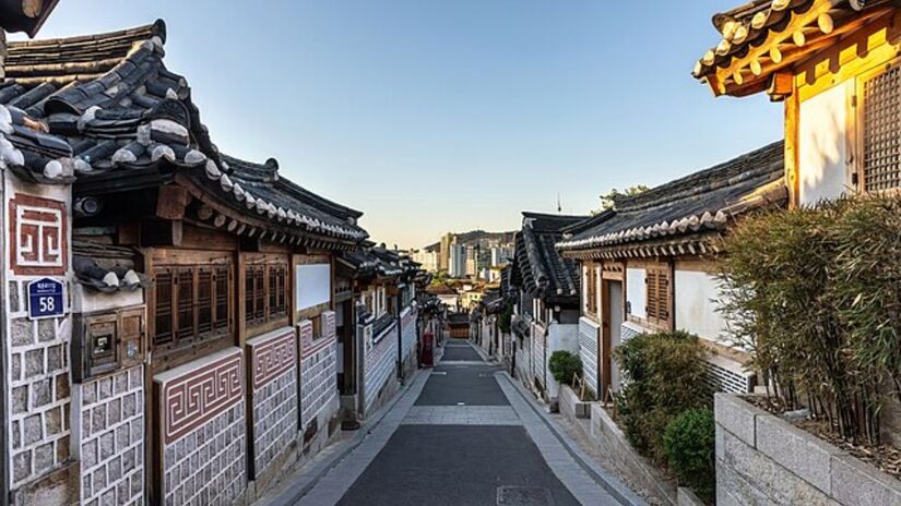 Entre palácios históricos, a Aldeia Hanok de Bukchon preserva casas tradicionais coreanas e oferece aos visitantes um mergulho em mais de 600 anos de história em pleno centro de Seul. Wikimedia Commons/Basile Morin


