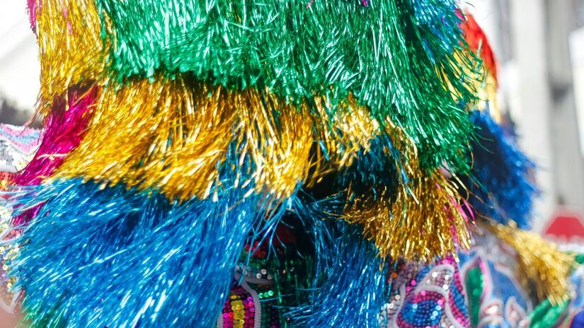 Mais do que festa, o Carnaval antecede a Quaresma, marcando a despedida dos excessos antes de um período de reflexão espiritual. Unsplash/Karla Vidal