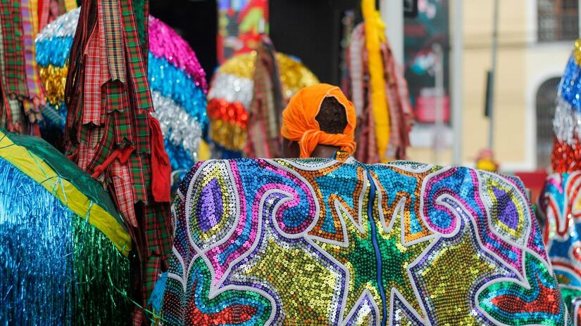 Ao som dos tambores e das baterias, a dança coletiva transforma-se em um ritual contemporâneo de renovação. Unsplash/Karla Vidal
