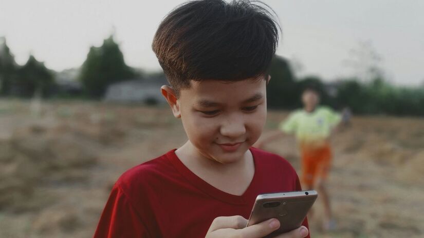 Mais do que proibir, especialistas recomendam que pais e responsáveis incentivem o uso consciente da tecnologia e promovam experiências satisfatórias fora das telas. Unsplash/Yeon Li
