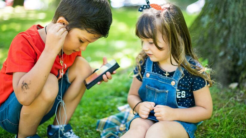 Pesquisas da Universidade da Califórnia apontam que o tempo médio de atenção diminuiu nos últimos anos  um cenário intensificado pelo consumo de conteúdos rápidos. Unsplash/Vitaliy Zalishchyker
