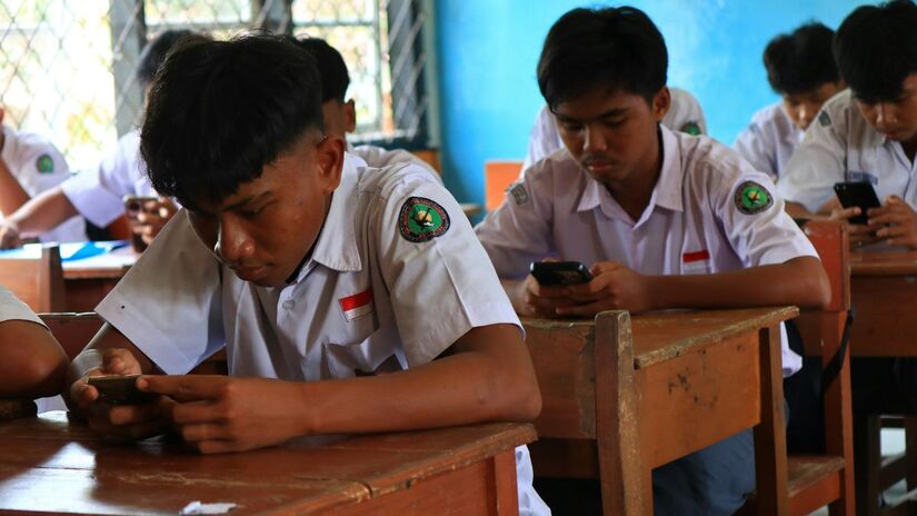 Especialistas alertam que a dependência de vídeos curtos pode reduzir o envolvimento escolar e dificultar a interação social entre crianças e adolescentes. Unsplash/Fajar Herlambang STUDIO
