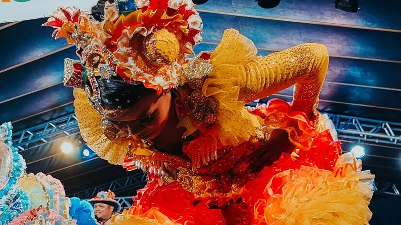 Além de representar personagens e elementos culturais, os trajes carnavalescos também são utilizados para manifestar crenças, vibrações e conexões espirituais. Unsplash/janilson furtado