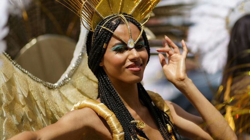Ligado à alegria, criatividade e prosperidade, o amarelo se destaca nas fantasias e reforça o espírito vibrante e otimista do Carnaval brasileiro. Unsplash/VENUS MAJOR
