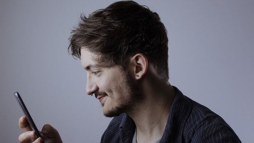 Em um cotidiano cada vez mais apressado, consumir áudios e vídeos em 1,5x ou 2x virou hábito quase automático / Pixabay