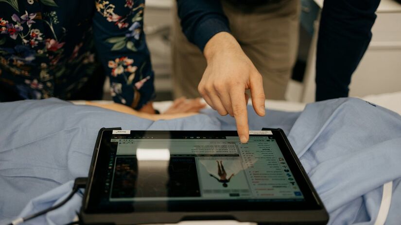 Dos 351 cursos avaliados pelo Enamed, 99 receberam conceitos considerados baixos, acendendo alerta sobre a qualidade da formação médica no país. Unsplash/Trnava University