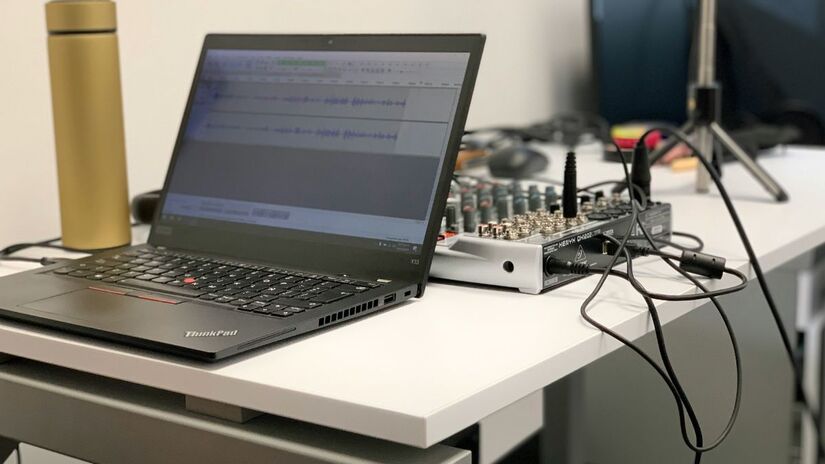 Usuários podem escolher gênero, ritmo, instrumentos e estilo vocal para gerar composições personalizadas com auxílio da inteligência artificial. Unsplash/Luis Cortes