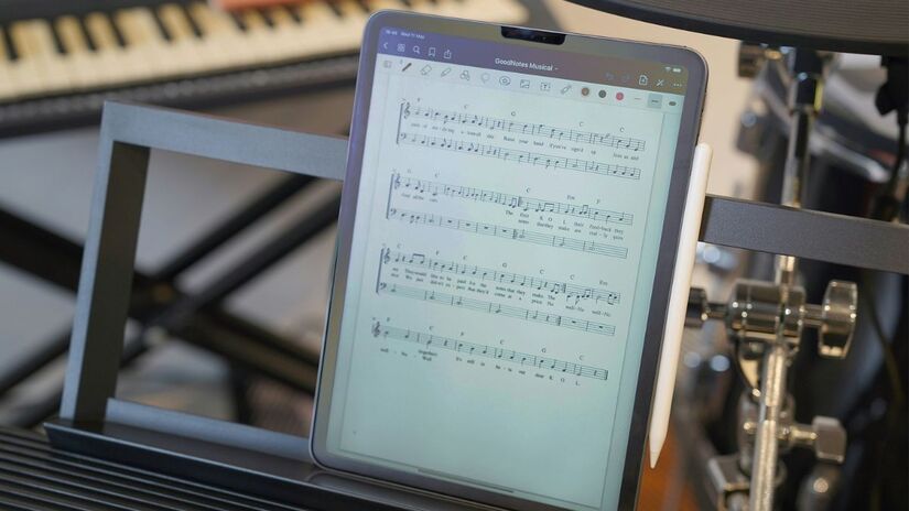 Com descrições detalhadas de letra, timbre e instrumentos, a tecnologia transforma ideias escritas em melodias digitais inéditas. Unsplash/GoodNotes 5