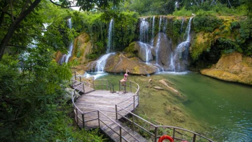 Parque das Cachoeiras conta com sete cachoeiras formadas por tufas calc&aacute;rias e pequenas cavernas banhadas pelas &aacute;guas esverdeadas do rio Mimoso (Turismo Bonito/Divulga&ccedil;&atilde;o)