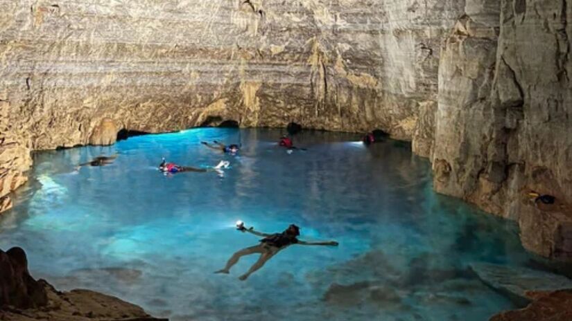 A Gruta do Mimoso &eacute; considerada uma das mais lindas do mundo por conta de sua presen&ccedil;a de forma&ccedil;&otilde;es rochosas &uacute;nicas em seu interior (Turismo Bonito/Divulga&ccedil;&atilde;o)