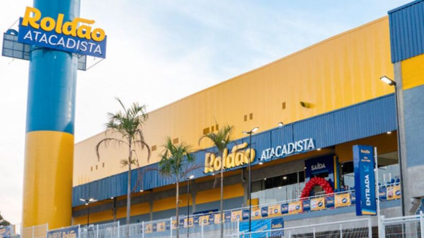A área de atendimento contará com 16 caixas tradicionais e seis terminais de autoatendimento (Divulgação/Roldão Atacadista/Imagem Meramente Ilustrativa)