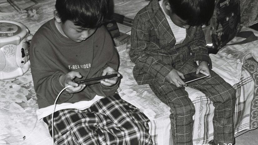 Especialistas destacam que o diálogo aberto e a presença parental ativa são essenciais para formar crianças mais conscientes e seguras no ambiente virtual. Unsplash/Sherwin Ker
