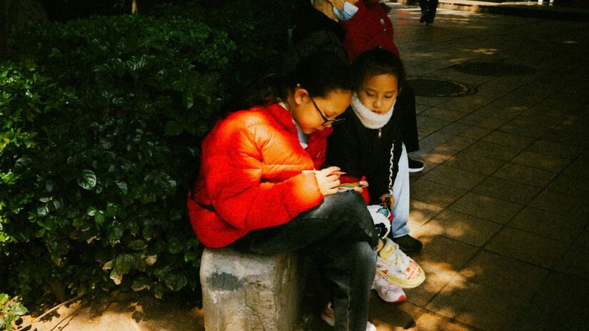 Ferramentas como o Family Link permitem que responsáveis estabeleçam limites de horário, controlem downloads e acompanhem o uso de aplicativos. Unsplash/Frank Ching
