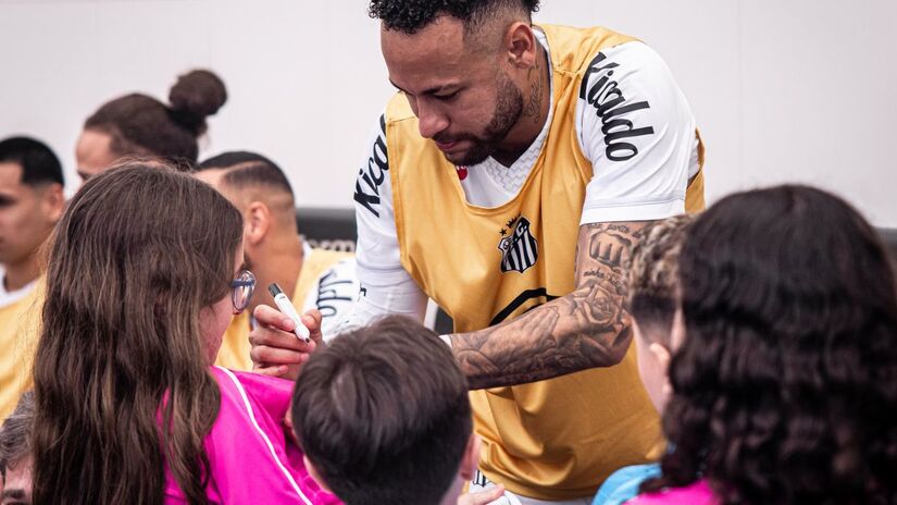 Outro ponto abordado por Vampeta foi a opção de Neymar por realizar a artroscopia no menisco após um período de férias