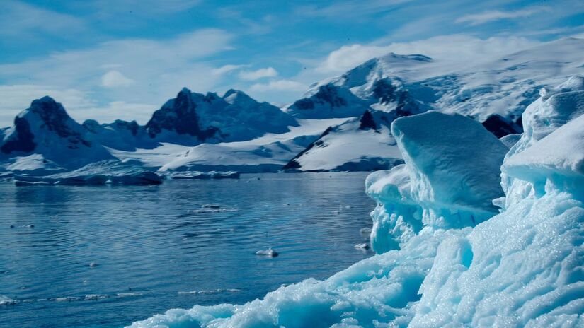 Camadas soterradas indicam que o deslocamento do gelo arrastou partículas ao longo de milhares de anos, registrando transformações geológicas profundas. Unsplash/Torsten Dederichs

