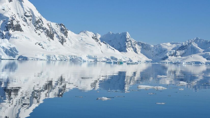 Muito além da imagem de território estático e inóspito, a Antártida guarda evidências de um passado climático e geológico mais dinâmico do que se imaginava. Unsplash/Hal Cooks