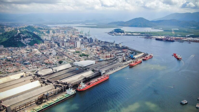 Operação ferroviária integrada ao complexo santista, modelo que tende a ser ampliado com novos pátios internos e conexões dedicadas