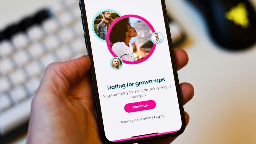 Especialistas alertam que momentos de solid&atilde;o ou fragilidade emocional podem ser explorados por criminosos em golpes sentimentais. Unsplash/Nik
