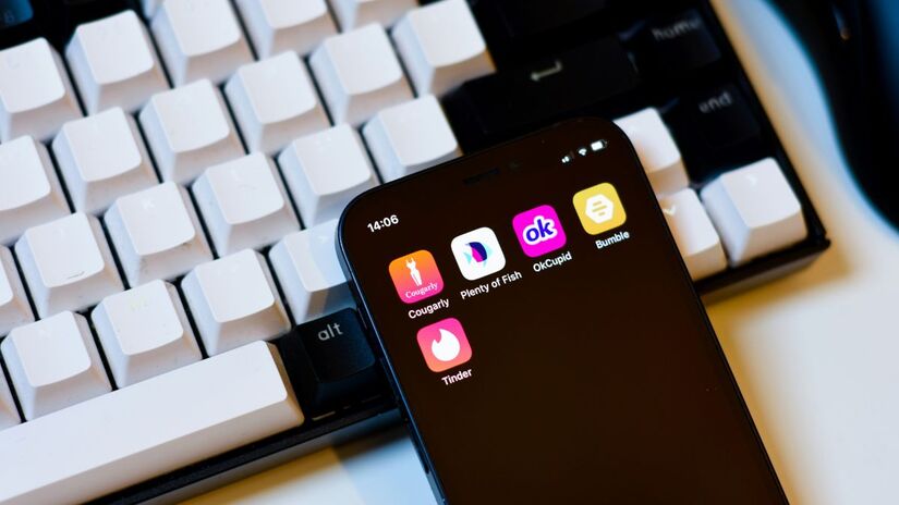 Ap&oacute;s ganhar a confian&ccedil;a da v&iacute;tima, golpistas costumam levar a conversa para WhatsApp ou Instagram, dificultando o rastreamento dentro do aplicativo original. Unsplash/Nik
